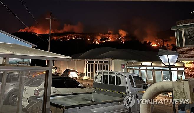 민가까지 덮친 홍성 산불 (홍성=연합뉴스) 강수환 기자 = 2일 오전 11시께 충남 홍성군 서부면에서 발생한 산불이 오후 8시를 넘긴 시각까지도 민가로 확산하고 있다. 9시간 넘게 확산하고 있는 산불로 산림 당국 등은 산불 3단계를 발령해 장비 107대, 인력 3천173명을 동원해 불을 끄고 있으나 이날 밤을 넘겨야 진화될 것으로 전망된다. 2023.4.2 swan@yna.co.kr