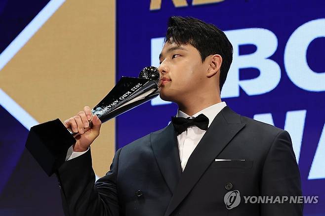 KBO리그 신인상 문동주 (서울=연합뉴스) 신현우 기자 = 27일 오후 서울 중구 웨스틴조선호텔에서 열린 2023 신한은행 SOL KBO 시상식에서 KBO리그 KBO리그 신인상을 수상한 한화 투수 문동주가 기념 촬영하고 있다. 2023.11.27 nowwego@yna.co.kr