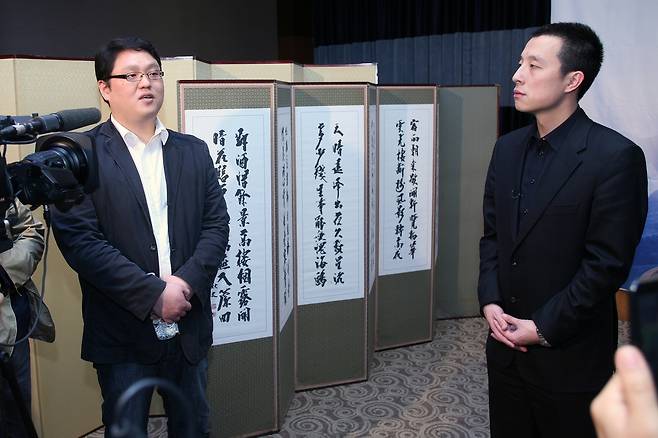 이세돌 vs 구리 10번기 당시 통역하는 이영호(왼쪽)씨. [한국기원 제공. 재판매 및 DB 금지]