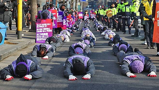 오체투지 하며 용산 대통령실 향하는 이태원 유가족들 (서울=연합뉴스) 김성민 기자 = 이태원 참사 유가족과 종교인들이 29일 오전 서울 용산구 이태원역 1번 출구 앞에서 대통령실 방향으로 이태원 참사 특별법 공포를 촉구하는 오체투지를 하고 있다. 2024.1.29 ksm7976@yna.co.kr