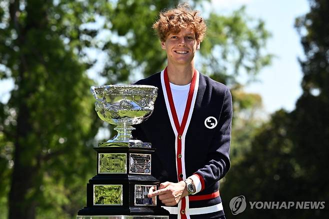 우승 다음날인 29일 트로피를 들고 사진 촬영에 나선 신네르 [AFP=연합뉴스]