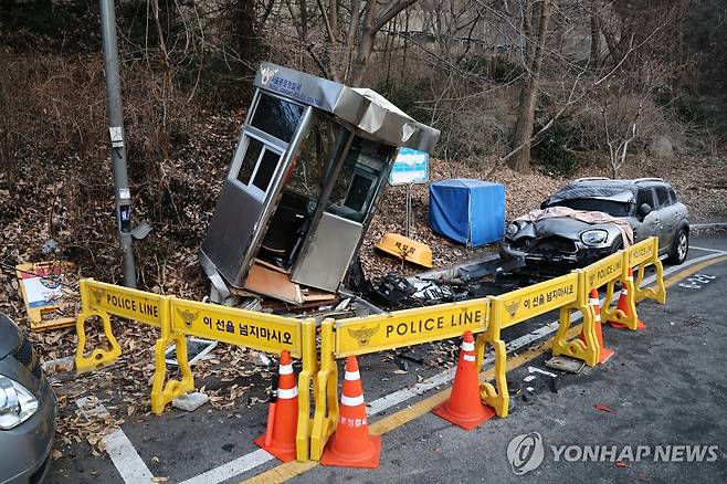 러시아 대사관저 초소에 차량 돌진…경찰관 중상 (서울=연합뉴스) 윤동진 기자 = 29일 서울 종로구 러시아 대사관저 앞 초소가 부서져 있다.
    이날 소방당국에 따르면 전날 오후 10시 10분께 러시아 대사관저 앞 초소를 SUV 차량이 들이받아 이곳을 지키던 경찰관이 크게 다치는 사고가 발생했다. 2024.1.29 mon@yna.co.kr