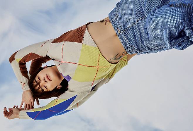 캐시미어 소재의 크롭트 아가일 패턴 스웨터 310만원·엠블리시드 하이웨이스트 워시드 데님 팬츠 860만원 모두 로에베 제품.