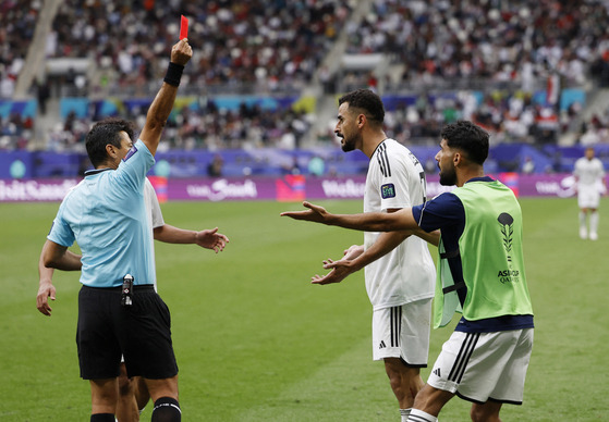 Soccer Football - AFC Asian Cup - Round of 16 - Iraq v Jordan - Khalifa International Stadium, Al Rayyan, Qatar - January 29, 2024 Iraq's Ayman Hussein is shown a red card by referee Alireza Faghani REUTERS/Thaier Al-Sudani