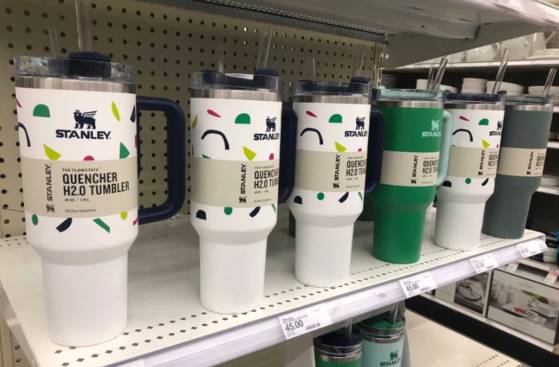 판매되고 있는 스탠리 텀블러. 〈사진=로이터 연합뉴스〉