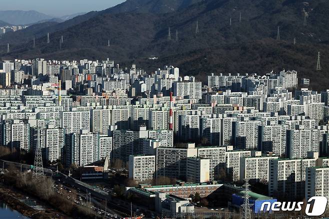 서울 도봉구의 한 고층빌딩에서 노원구의 아파트 밀집 지역이 보이고 있다. 2024.1.15/뉴스1 ⓒ News1 박정호 기자