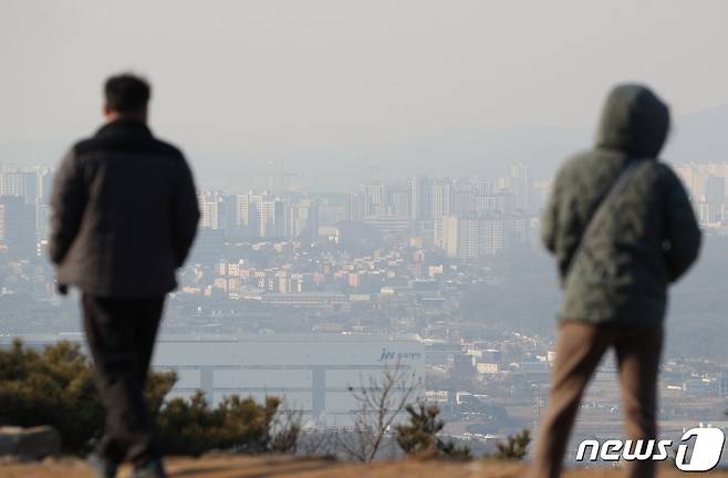 수도권의 초미세먼지 농도가 '나쁨' 수준을 보인 29일 경기 오산시 보적사에서 바라본 도심이 미세먼지 영향으로 뿌옇게 보이고 있다. 2024.1.29/뉴스1 ⓒ News1 김영운 기자