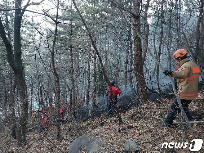 부산소방이 사하구 천마산에서 잔불을 끄고 있다. (부산소방재난본부 제공)