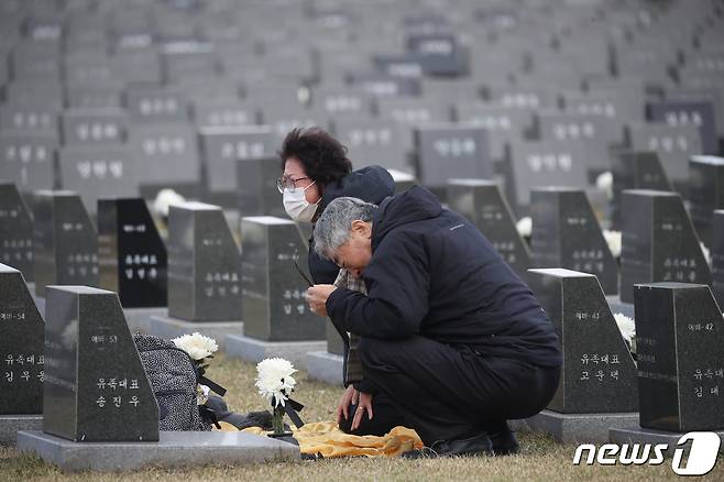 제76주년 4·3희생자 추념식 슬로건은 '불어라 4·3의 봄바람, 날아라 평화의 씨'로 선정됐다. 지난해 제75주년 4·3추념식 봉행에 앞서 제주시 봉개동 제주4·3평화공원 행방불명인 묘역에서 유족들이 희생자의 넋을 기리고 있다.(제주도사진기자회)2023.4.3/뉴스1