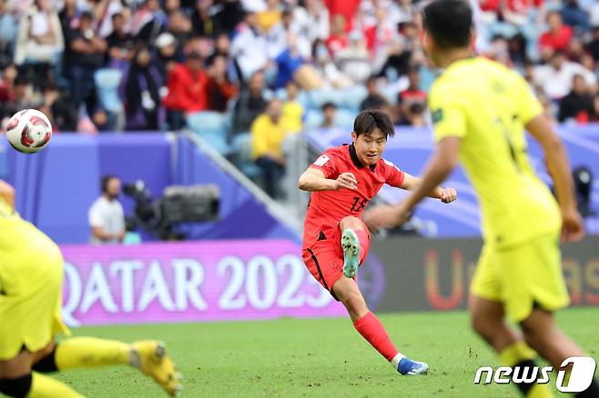 대한민국 축구대표팀 이강인이 25일(현지시간) 카타르 알와크라 알자누브 스타디움에서 열린 2023 아시아축구연맹(AFC) 카타르 아시안컵 조별리그 E조 조별리그 3차전 대한민국과 말레이시아의 경기에서 2-2를 만드는 프리킥 득점을 올리고 있다. 2024.1.25/뉴스1 ⓒ News1 김성진 기자