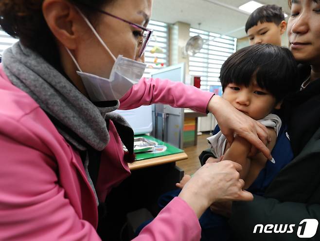 경기‧대구를 중심으로 홍역이 확산되고 있는 가운데 28일 강원 춘천시 춘천보건소에서 한 어린이가 홍역, 볼거리, 풍진 예방 접종(MMR)을 맞고 있다.2019.1.28/뉴스1 ⓒ News1 이찬우 기자