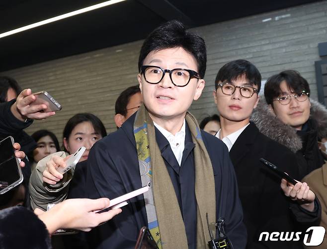 한동훈 국민의힘 비상대책위원장이 29일 서울 여의도 국민의힘 당사에 들어서며 취재진의 질문을 받고 있다. 2024.1.29/뉴스1 ⓒ News1 송원영 기자