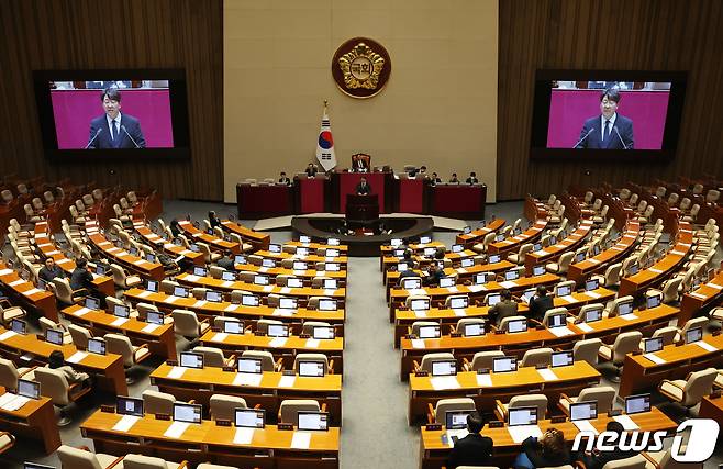 강성희 진보당 의원이 25일 서울 여의도 국회 본회의장에서 열린 제412회국회(임시회) 제1차 본회의에서 신상 발언을 하고 있다. 2024.1.25/뉴스1 ⓒ News1 송원영 기자