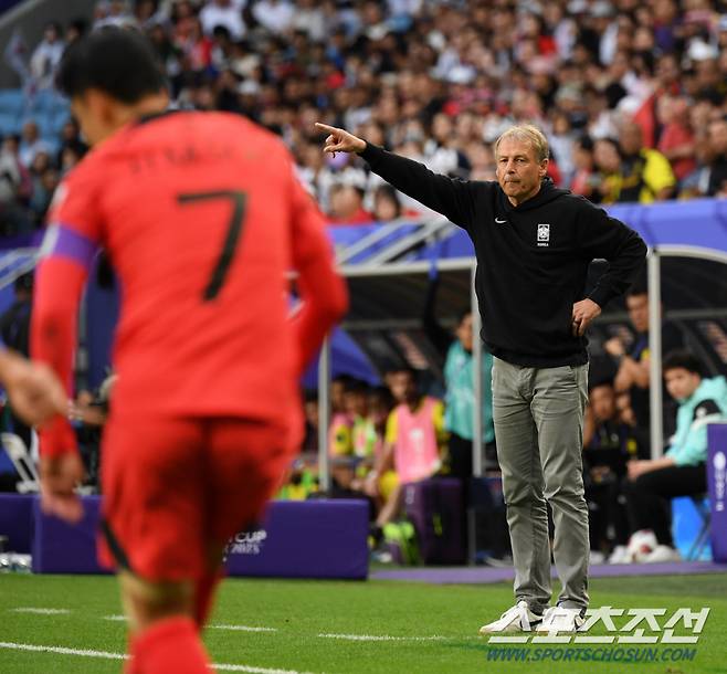 25일(현지시간) 카타르 알와크라 알자누브 스타디움에서 열린 2023 아시아축구연맹(AFC) 카타르 아시안컵 대한민국과 말레이시아의 경기. 클린스만 감독이 작전 지시를 하고 있다. 알와크라(카타르)=박재만 기자 pjm@sportschosun.com/2023.01.25/