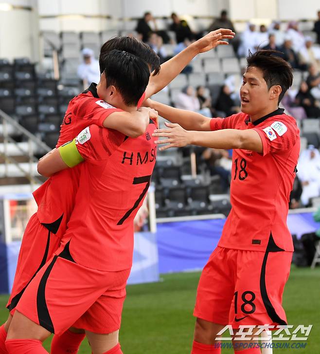 15일(현지시간) 카타르 도하 자심 빈 하마드 스타디움에서 열린 2023 아시아축구연맹(AFC) 카타르 아시안컵 대한민국과 바레인의 경기. 황인범이 선취골을 넣은 뒤 환호하고 있다. 도하(카타르)=박재만 기자 pjm@sportschosun.com/2023.01.15/\