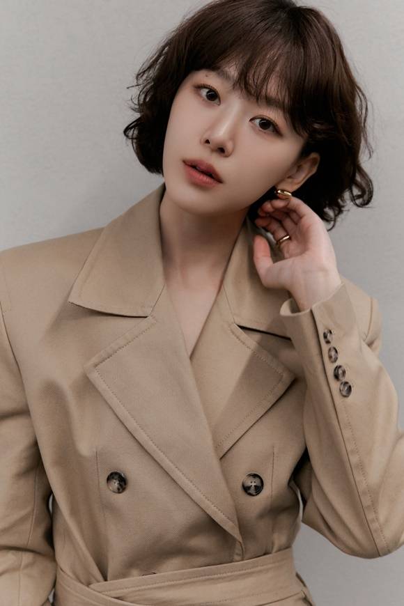 배우 이주명이 최근 서울 삼청동의 한 카페에서 <더팩트>와 만나 ENA 수목드라마 '모래에도 꽃이 핀다' 종영 인터뷰를 진행했다. /YG엔터테인먼트