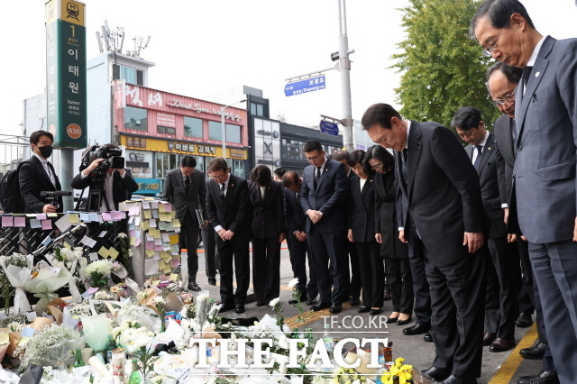 윤석열 대통령은 30일 이태원참사 진상규명을 위한 특별조사위원회 설치를 핵심으로 하는 이태원참사특별법에 대해 재의요구권을 행사했다. 윤 대통령이 2022년 11월 1일 서울 용산구 이태원역 1번 출구 앞에 마련된 '이태원 압사 참사' 희생자 추모 공간을 찾아 국무위원들과 함께 헌화한 후 묵념하고 있다. /대통령실 제공