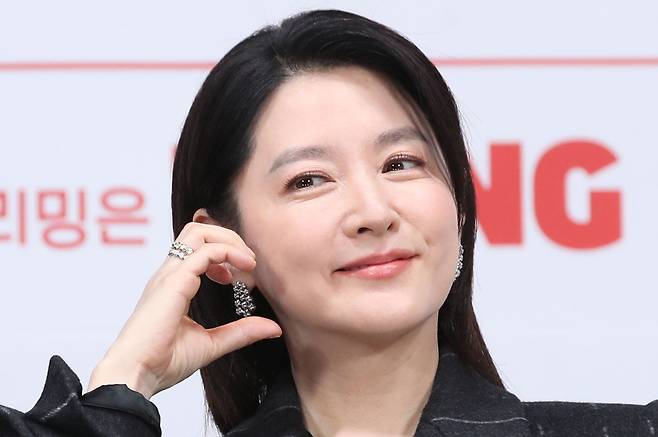 배우 이영애가 지난해 12월 6일 서울 구로구 라마다 서울신도림호텔에서 열린 tvN 새 토일드라마 '마에스트라'(감독 김정권) 제작발표회에서 포즈를 취하고 있다. /뉴스1