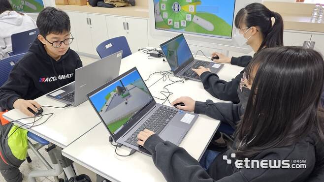 학생들이 이티에듀가 운영하는 겨울방학 디지털새싹 교육 프로그램을 받고 있다.