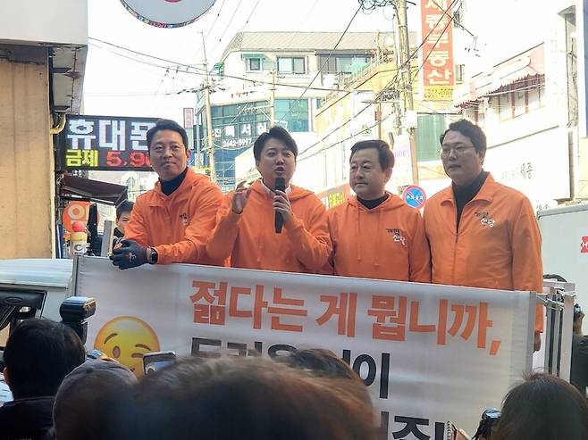 이준석 개혁신당 대표가 27일 서울 강서구 일대를 돌며 정책 홍보활동을 펼치고 있다. 연합뉴스