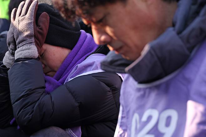 이태원참사 유가족들이 30일 오전 ‘이태원참사 특별법’에 대한 재의요구안(거부권)을 심의하는 국무회의가 열린 정부서울청사 앞에서 특별법 공포를 촉구하는 이어말하기를 진행하고 있다. 김정효 기자