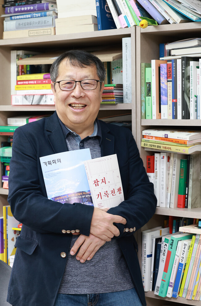 한기호 ‘기획회의’, ‘학교도서관저널’ 발행인 겸 출판마케팅연구소 소장이 30일 오전 서울 마포구 한겨레신문사에서 인터뷰에 앞서 사진을 찍고 있다. 김혜윤 기자 unique@hani.co.kr