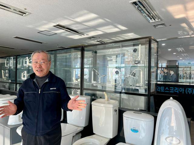 지난달 27일 만난 송공석 와토스코리아 대표가 자사 제품 앞에서 사업계획을 설명하고 있다. 인천=변태섭기자