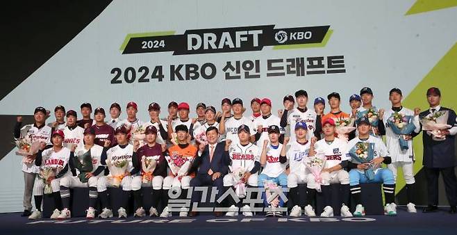 2024 KBO 신인 드래프트가 14일 오후 서울 중구 웨스틴조선호텔 그랜드볼룸에서 열렸다. 지명 받은 선수들이 허구연 KBO총재와 함께 포토타임을 갖고 있다. 정시종 기자 /2023.09.14.