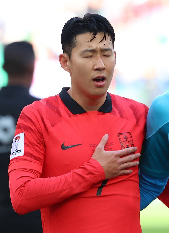 <yonhap photo-0184="">20일(현지시간) 카타르 도하 앗수마마 스타디움에서 열린 2023 아시아축구연맹(AFC) 카타르 아시안컵 조별리그 E조 2차전 요르단과 한국의 경기에 앞서 대표팀 손흥민이 애국가를 부르고 있다. 연합뉴스</yonhap>