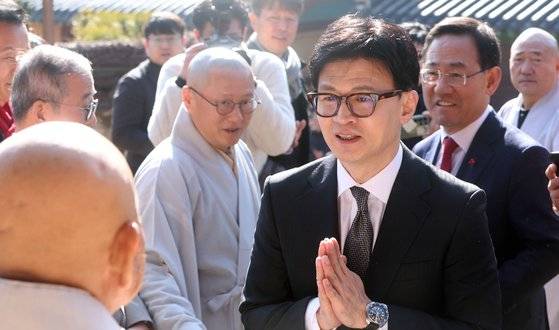 한동훈 국민의힘 비상대책위원장이 지난 12일 경남 양산시 통도사 정변전에서 중봉 성파대종사를 예방 후 인사하고 있다. 연합뉴스