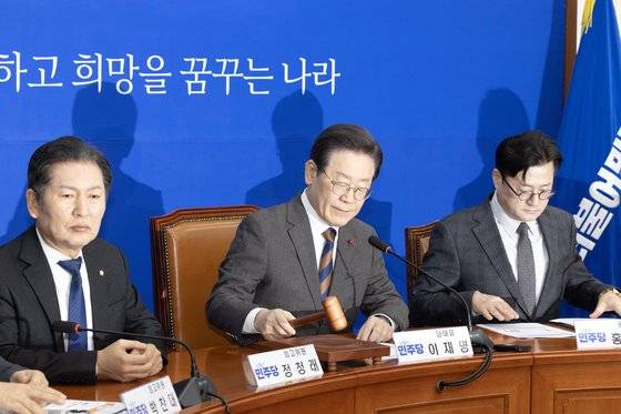 이재명 더불어민주당 대표가 29일 오전 서울 여의도 국회에서 열린 최고위회의에 참석해 의사봉을 두드리고 있다. 전민규 기자