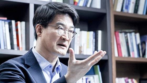 최병천 신성장경제연구소장이 29일 오전 서울 영등포구 여의도 사무실에서 중앙일보와 인터뷰하고 있다. 김경록 기자