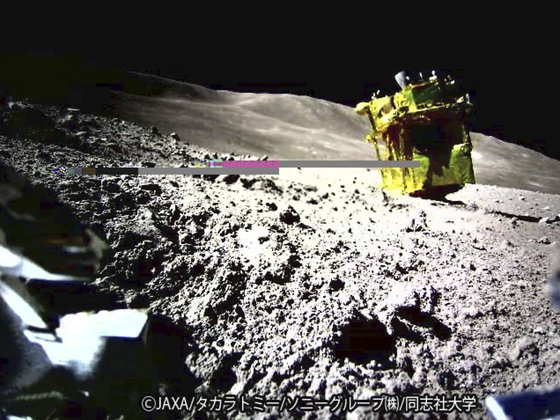 일본 우주항공연구개발기구(JAXA)와 장난감 제조업체 다카라 토미가 공동 개발한 공 모양의 변형 로버 ‘소라-Q’가 촬영한 슬림의 모습. 사진 JAXA