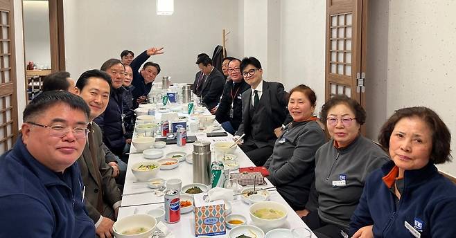 < 한동훈, 당사 경비·미화노동자와 오찬 > 국민의힘 한동훈 비상대책위원장이 30일 중앙당사에 근무하는 경비 및 미화 노동자들을 초청해 오찬을 하고 있다.  이 자리는 주요 집무공간을 최근 국회 본관에서 당사로 옮긴 한 위원장이 당사에서 일하는 노동자들에게 감사를 표하고, 애로사항을 듣기 위해 직접 마련한 것으로 알려졌다. 사진=국민의힘 제공