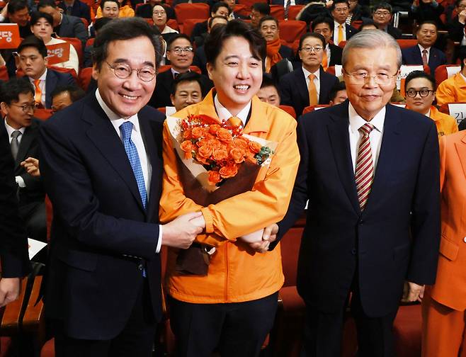 이준석 개혁신당 대표가 지난 20일 서울 국회 의원회관에서 열린 개혁신당 중앙당 창당대회에서 이낙연 전 더불어민주당 대표, 김종인 전 비상대책위원장과 악수하고 있다.  연합뉴스