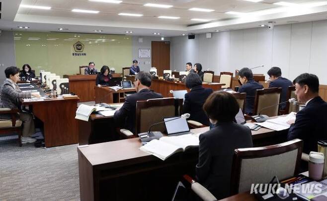 충남도의회 교육위원회는 30일 제349회 임시회 1차 회의에서 13개 직속기관의 주요업무 추진계획을 보고받았다. 
