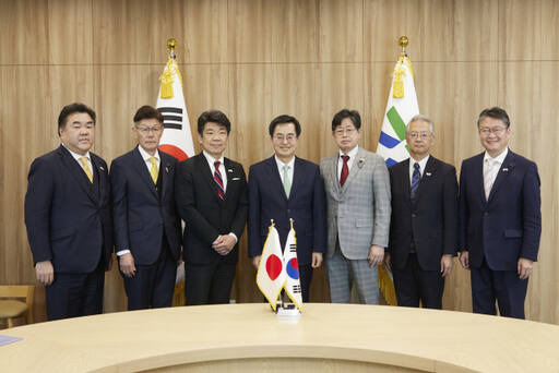 김동연 경기도지사가 30일 일본 아이치현의회 의원단과 도청에서 산업, 청년 교류 활성화 방안을 논의하고 기념촬영을 하고 있다. 경기도 제공