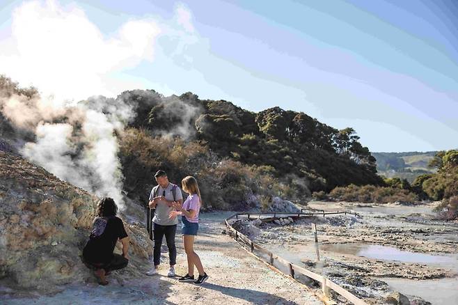 헬스 게이트 지열지대 투어. /사진= Miles Holden