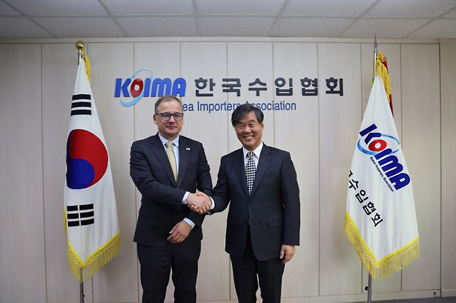 김병관 한국수입협회 회장(오른쪽)이 30일 오전 이반 얀차렉 주한체코대사를 만나 양국 교역 확대를 위한 협력 방안을 논의하고 있다. <사진 제공=한국수입협회>