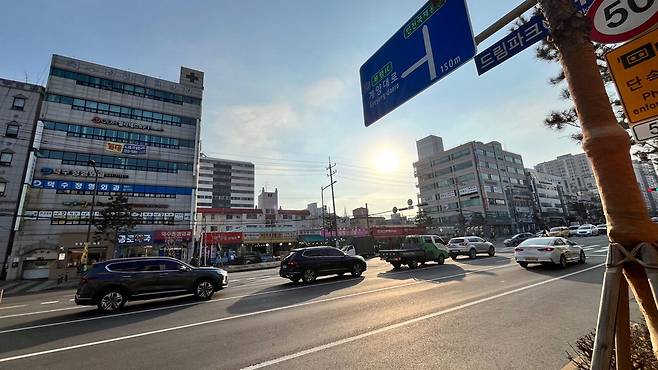 이재명 더불어민주당 대표의 선거사무소(오른쪽)와 원희룡 전 국토교통부 장관의 선거사무소가 들어올 예정으로 알려진 빌딩이 상가 건물을 사이에 두고 나란히 서 있다. 원 전 장관의 선거사무소 입주가 유력한 빌딩(왼쪽)에 임대 안내 현수막이 붙어 있다. 박자경 기자