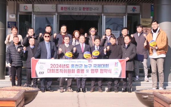 홍천군과 ‘FIBA 3x3 홍천 챌린저 2024’(이하 홍천챌린저) 조직위원회가 업무 협약을 가졌다. 사진=KXO 제공