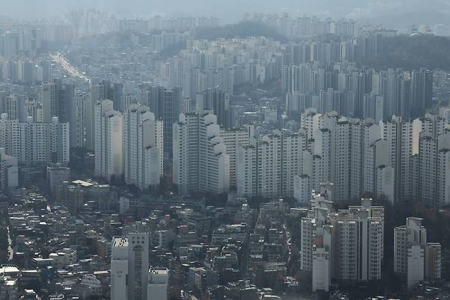 [서울=뉴시스] 김근수 기자 = 26일 서울 영등포구 여의도 63 빌딩 전망대에서 내려다 본 아파트 대단지 모습. 국내 한 부동산 전문 리서치업체에 따르면 오는 12월 전국 6만가구에 달하는 아파트가 분양될 예정으로 올해 월간 최대 물량을 기록할 전망이라고 밝혔다.  2023.11.26.