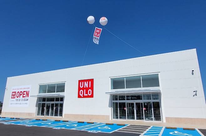 한국소비자원이 소비자 1500명을 대상으로 SPA브랜드 5개사(H＆M·스파오·자라·탑텐·유니클로)에 대한 소비자 종합만족도를 조사한 결과유니클로가 3.76점으로 가장 낮았다. 유니클로 광주 비아점. /사진=유니클로