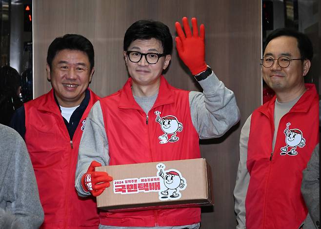 18일 오후 저출생 관련 공약인 '일·가족 모두행복'이 담긴 국민택배를 든 한동훈 국민의힘 비상대책위원장이 서울 강남구 휴레이포지티브로 가기 위해 엘리베이터를 타고 있다. 이번에 발표한 '일·가족 모두행복'은 총선 1호 공약으로 부총리급 인구부 신설과 아빠휴가 1개월(유급) 의무화, 육아기 유연근무 도입, 채움인재 인센티브 지급, 가족친화 우수 중소기업 법인세 감면 등이 담겼다. 이상섭 기자