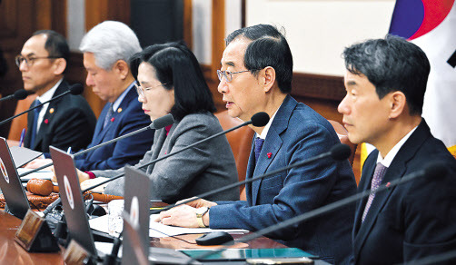 한덕수 국무총리가 30일 오전 서울 종로구 정부서울청사에서 열린 국무회의에 참석해 발언하고 있다. 정부는 이날 윤석열 대통령에게 이태원특별법에 대해 재의요구권(거부권)을 행사할 것을 건의했다. 임세준 기자