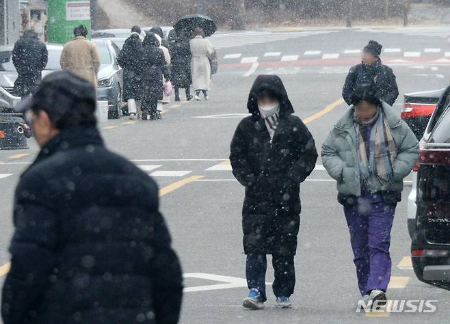 [전주=뉴시스] 김얼 기자 = 쌀쌀한 겨울 날씨가 이어지고 있는 23일 전북 전주시 전주중앙시장 일대에서 시민들이 차가운 바람과 눈을 맞으며 길을 지나고 있다. 2024.01.23. pmkeul@nwsis.com