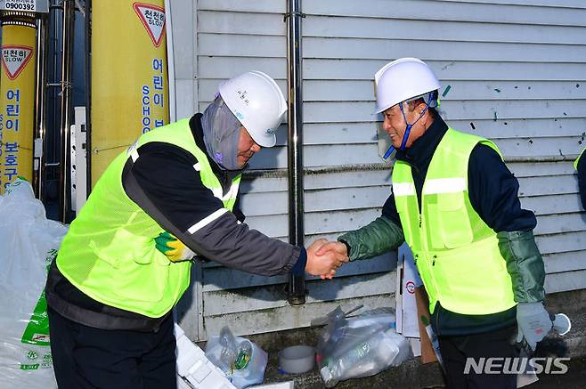 [사천=뉴시스] 차용현 기자= 30일 오전 박동식 사천시장이 경남 사천 관내 주거지역 쓰레기 수거작업을 마치고 환경미화원들과 인사를 나누고 있다. 2024.01.30.con@newsis.com