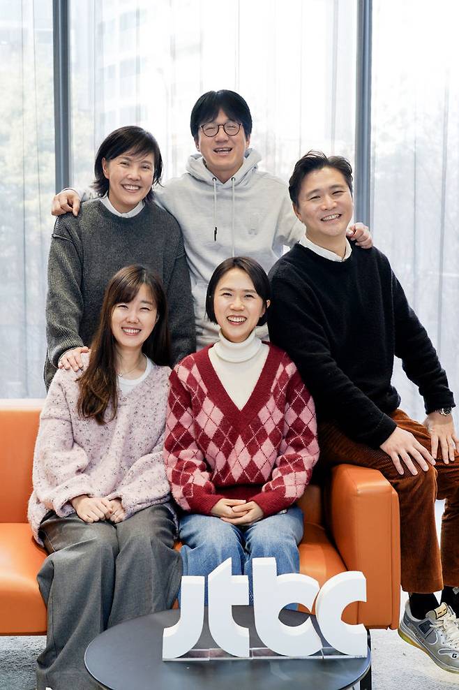 왼쪽 위부터 시계방향 임정아 예능제작본부장, 민철기· 손창우·황교진·김은정 CP