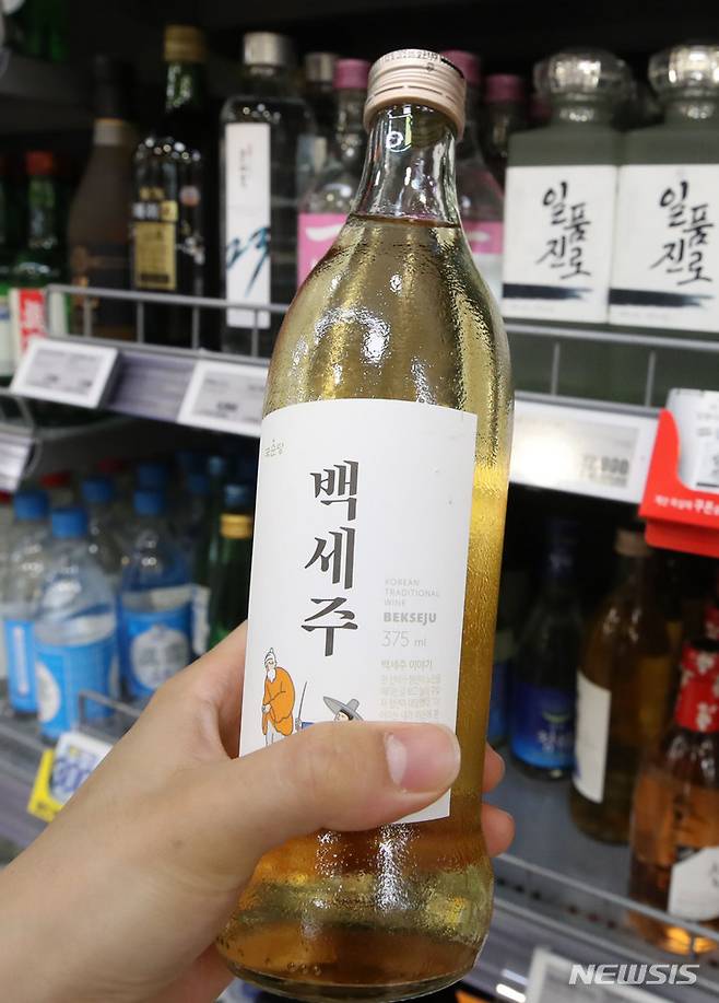 [서울=뉴시스] 조수정 기자 = 국순당 백세주가 1일부터 편의점 한병당 가격 4300원에서 4750원으로 450원 오른다. 사진은 1일 서울 시내 주류매대에 진열된 백세주. 2022.06.01. chocrystal@newsis.com