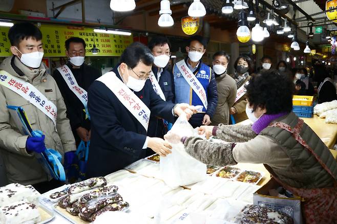 지난해 설을 앞두고 주낙영 경주시장이 중앙시장을 방문해 제수용품을 구입하고 있다. 경주시 제공